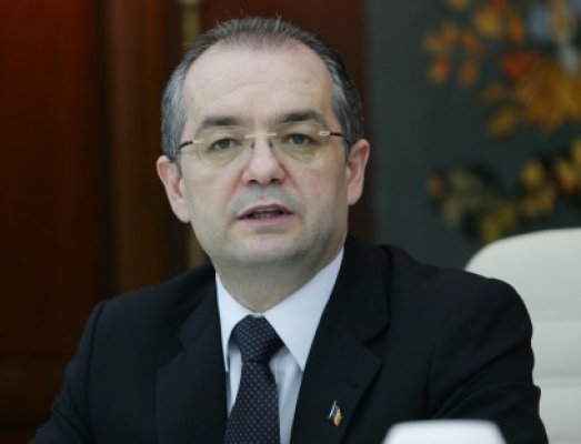 Emil Boc, către prefecţi: Oamenii aflaţi în pericol trebuie salvaţi, altfel vă căutaţi de muncă